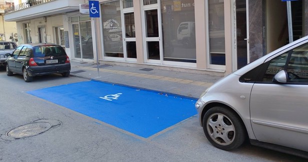 Χρωματίστηκαν οι θέσεις στάθμευσης ΑΜΕΑ στη Λιβαδειά