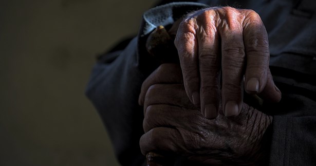 Σοκ: Ηλικιωμένος αποπειράθηκε να αυτοκτονήσει την ώρα που του έκαναν έξωση στο Δήλεσι