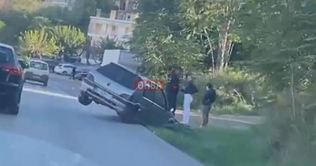 Τροχαίο ατύχημα μέσα στη Θήβα - Αυτοκίνητο εξετράπη της πορείας του