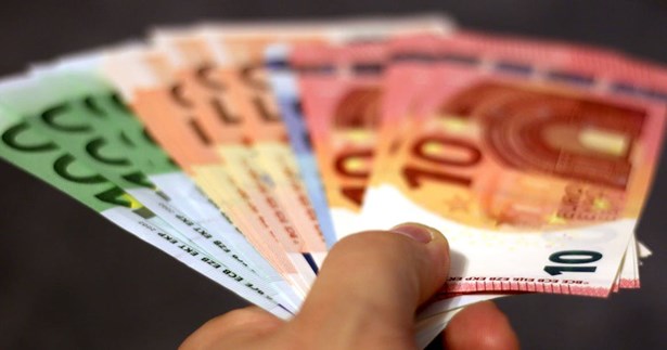 Βοήθημα 700 και 1.000 ευρώ από ΟΠΕΚΑ - Ποιοι σήμερα θα το λάβουν