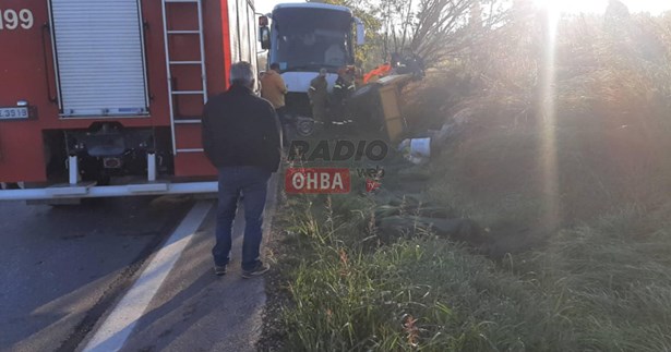 Έκτακτο: Λεωφορείο συγκρούστηκε με αγροτικό στην Αλίαρτο - Εγκλωβίστηκαν δύο άτομα