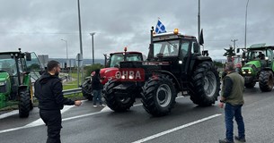 Έκτακτο: Οι αγρότες έκλεισαν την Εθνική Οδό στο ύψος της Θήβας