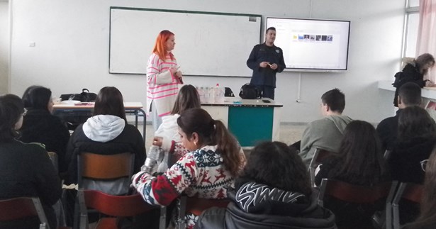 «Ασφαλής στη Θάλασσα»: Μαθήματα Επιβίωσης για τους Μαθητές του ΕΠΑΛ Θήβας