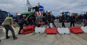 Εκατοντάδες τρακτέρ απέκλεισαν την εθνική οδό στο ύψος του Κάστρου Εκατοντάδες τρακτέρ απέκλεισαν την εθνική οδό στο ύψος του Κάστρου