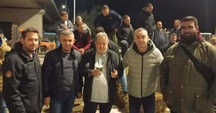 Στο πλευρό των αγροτών ο Δήμαρχος Λεβαδέων - Επισκέφθηκε το μπλόκο στο Κάστρο Στο πλευρό των αγροτών ο Δήμαρχος Λεβαδέων - Επισκέφθηκε το μπλόκο στο Κάστρο