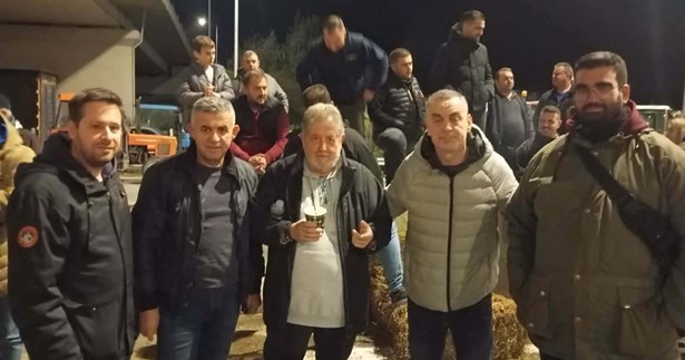 Στο πλευρό των αγροτών ο Δήμαρχος Λεβαδέων - Επισκέφθηκε το μπλόκο στο Κάστρο