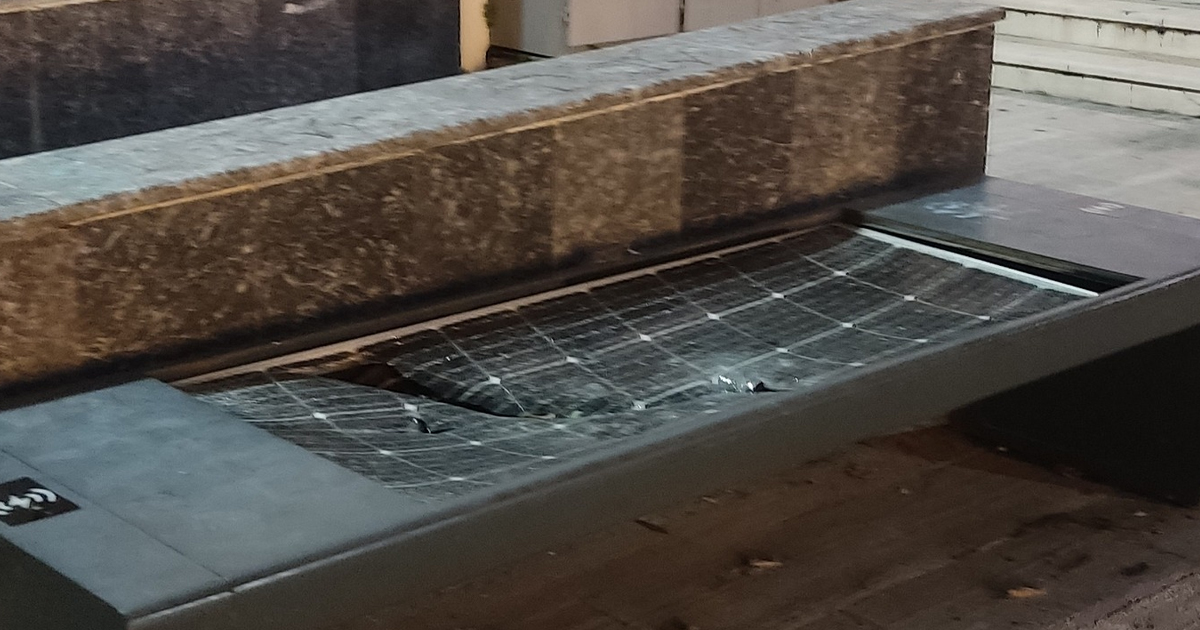 Αγνωστοι έσπασαν έξυπνο παγκάκι στη Λιβαδειά