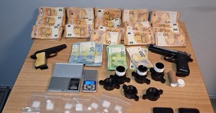 Δύο συλλήψεις στη Εύβοια - Κατασχέθηκαν πάνω από 100.000 ευρώ πιστόλια και κοκαΐνη Δύο συλλήψεις στη Εύβοια - Κατασχέθηκαν πάνω από 100.000 ευρώ πιστόλια και κοκαΐνη