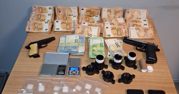 Δύο συλλήψεις στη Εύβοια - Κατασχέθηκαν πάνω από 100.000 ευρώ πιστόλια και κοκαΐνη