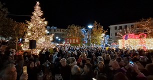 Aναψε το Χριστουγεννιάτικο δέντρο και στη Λιβαδειά Aναψε το Χριστουγεννιάτικο δέντρο και στη Λιβαδειά