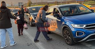 Οι αγρότες της Θήβας μοίρασαν αγροτικά προϊόντα σε διερχόμενους οδηγούς στη Ριτσώνα Οι αγρότες της Θήβας μοίρασαν αγροτικά προϊόντα σε διερχόμενους οδηγούς στη Ριτσώνα