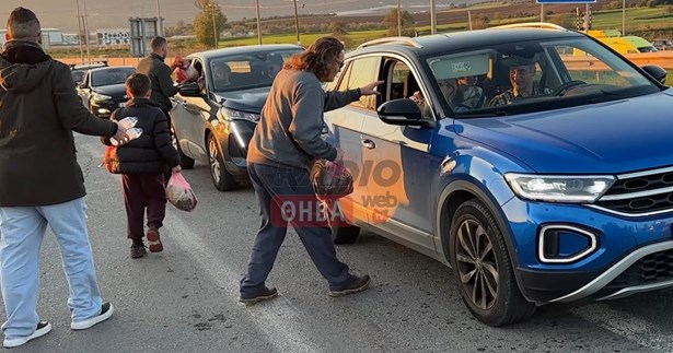 Οι αγρότες της Θήβας μοίρασαν αγροτικά προϊόντα σε διερχόμενους οδηγούς στη Ριτσώνα