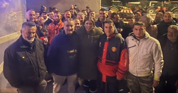 Επιμένουν οι αγροτες της Βοιωτίας - Η Ζωή Κωνσταντοπουλου στο μπλοκο του Κάστρου