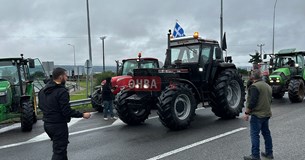 Το Αγροτικός Σύλλογος Θήβας ανάβει το Χριστουγεννιάτικο δέντρο στο μπλόκο της Θήβας