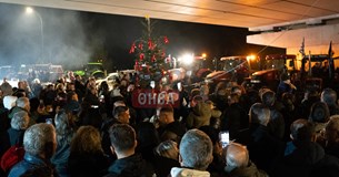 Οι αγρότες της Θήβας άναψαν το Χριστουγεννιάτικο δέντρο στο μπλόκο! Οι αγρότες της Θήβας άναψαν το Χριστουγεννιάτικο δέντρο στο μπλόκο!