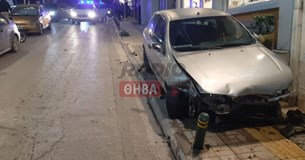 Λιβαδειά: Επιβατικό καρφώθηκε σε βιτρίνα καταστήματος