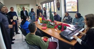 Κάλαντα μετά μουσικής από το ΕΕΕΕΚ Λουτουφίου στο Δημαρχείο της Θήβας