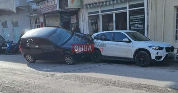Αυτοκίνητο «καβάλησε» παρκαρισμένο αμάξι στη Λιβαδειά