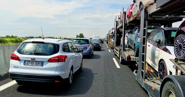 Τεράστια η ουρά των αυτοκινήτων από την Ριτσώνα προς την Θήβα (BINTEO)