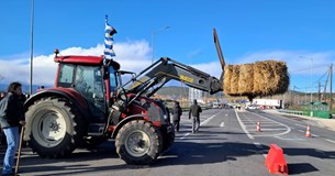 Έκλεισαν παραδρόμους και εθνικό δίκτυο στο Κάστρο οι αγρότες