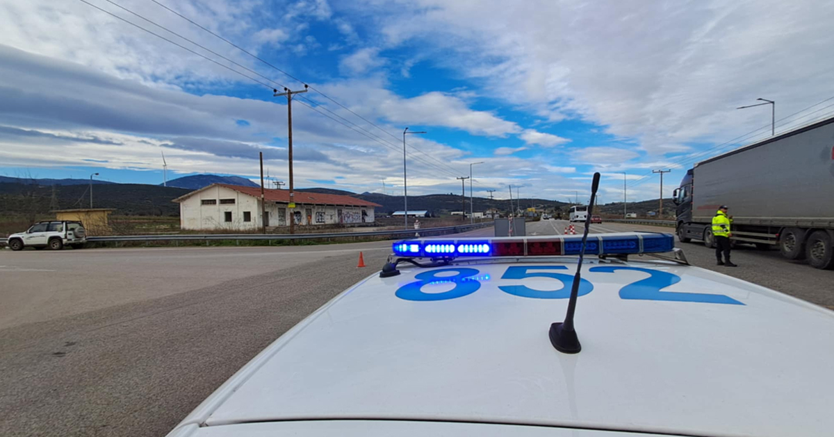 Παραμένει κομμένη στα δύο η Ελλάδα - Συνεχίζουν απτόητοι οι αγρότες της Θήβας