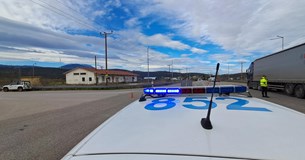 Παραμένει κομμένη στα δύο η Ελλάδα - Συνεχίζουν απτόητοι οι αγρότες της Θήβας