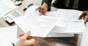 «Πάγος» στις κατασχέσεις για χρέη σε δήμους - Νέα ευκαιρία με είσοδο στον εξωδικαστικό