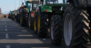 Κρίσιμη η σημερινή συνάντηση Μητσοτάκη - αγροτών στο Μαξίμου με φόντο τα μπλόκα και τη συμφωνία Mercosur