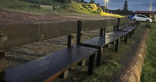 Τέσσερα ολοκαίνουρια παγκάκια τοποθέτησε ο ΠΑΟ Κόκκινου στην έδρα του