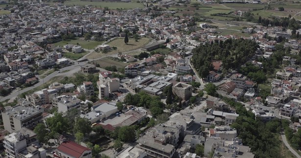 Το παρκάρισμα στο κέντρο της Θήβας και η πρόκληση της πόλης που θέλει να ανοιχτεί στους επισκέπτες