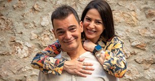 Η θεατρική παράσταση «CHECK IN για 2» του Μάκη Τσούφη έρχεται στη Θήβα