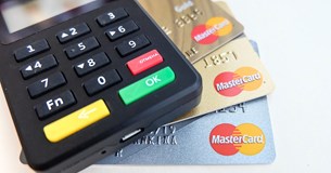 Νέος νόμος Θεοδωρικάκου: Πλαφόν στις χρεώσεις των τραπεζών σε κάρτες και καταναλωτικά