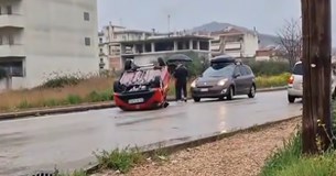 Κακοκαιρία Erminio: Αυτοκίνητο τούμπαρε στη μέση του δρόμου στη Λιβαδειά