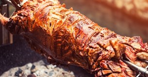 Πάσχα 2026 με «τσουχτερές» τιμές - Πού θα φτάσει το αρνί και τι ισχύει για τσουρέκι και σοκολατένια αυγά