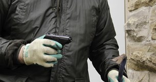 Ένοπλη ληστεία σε σπίτι στη Θήβα - Κουκουλοφόροι «άρπαξαν» χρυσαφικά και τεράστιο χρηματικό ποσό Ένοπλη ληστεία σε σπίτι στη Θήβα - Κουκουλοφόροι «άρπαξαν» χρυσαφικά και τεράστιο χρηματικό ποσό