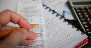 Ληξιπρόθεσμα χρέη: Ακρίβεια και χαμηλά εισοδήματα αυξάνουν τις οφειλές στην Εφορία