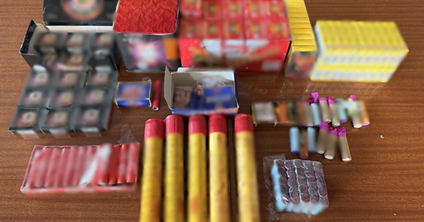 Τον συνέλαβαν στη Λιβαδειά με κροτίδες και φωτοβολίδες