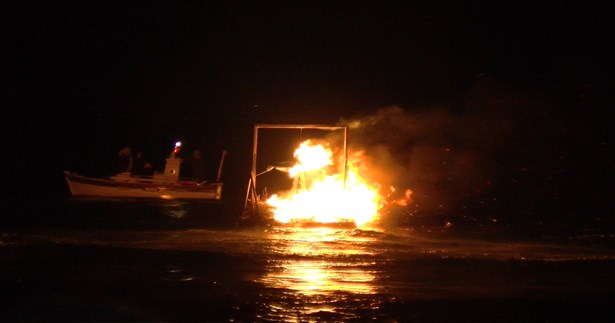 Με τεράστια συμμετοχή κόσμου το κάψιμο του Ιούδα στη παραλία Σαράντι