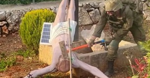 Οργή για τον Ισραηλινό στρατιώτη που βεβήλωσε άγαλμα του Ιησού στον Λίβανο: Το έσπασε με βαριοπούλα