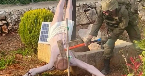 Οργή για τον Ισραηλινό στρατιώτη που βεβήλωσε άγαλμα του Ιησού στον Λίβανο: Το έσπασε με βαριοπούλα