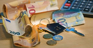 Τα νέα όρια, τα ποσά και τα «ψιλά γράμματα» για συντάξεις, ενοίκια και οικογένειες με παιδιά