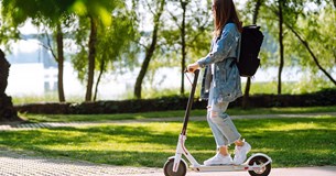 Χάος με τα ηλεκτρικά πατίνια στους δρόμους: Γεμίζουν τα επείγοντα με ανήλικους, τι ισχύει στην Ελλάδα και σε άλλες ευρωπαϊκές χώρες