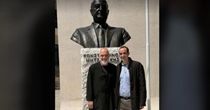 Στη Δερβιτσάνη ο Δημητριάδης: ιδιωτική επίσκεψη ⁠στην προτομή του παππού του, συνοδεία του Έντι Ράμα