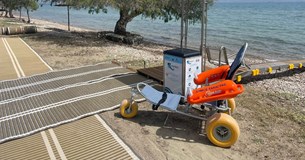 Έτοιμη για χρήση η ειδική ράμπα πρόσβασης για ΑμεΑ στη παραλία Πλάκας Δηλεσίου