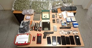 Επτά προφυλακίσεις για κλοπές αυτοκινήτων σε Βοιωτία και Αττική. Όπλα, μαστροπεία και χλιδή. Οι εντολές του «Γέρου» από τις φυλακές Μαλανδρίνου