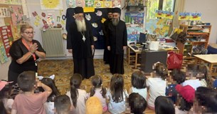 Ο Σεβασμιώτατος Γεώργιος κοντά στους μαθητές των Σχολείων