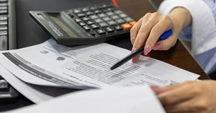 Νέα ρύθμιση 72 δόσεων για χρέη στην Εφορία: Όροι, παγίδες, σημαντικές διευκολύνσεις για οφειλέτες