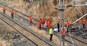 Συνεχίζονται για δεύτερη ημέρα οι δράσεις καθαρισμού στις γραμμές του ΟΣΕ στον καταυλισμό Ρομά της Θήβας