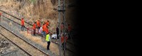 Συνεχίζονται για δεύτερη ημέρα οι δράσεις καθαρισμού στις γραμμές του ΟΣΕ στον καταυλισμό Ρομά της Θήβας