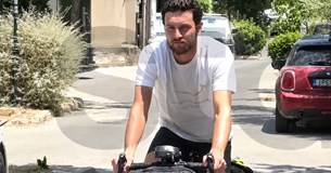 Από τη Θήβα στο Μενίδι ο εφιάλτης Γάλλου ποδηλάτη - Του έκλεψαν όλο τον εξοπλισμό και το GPS τον οδήγησε σε καταυλισμό Ρομά